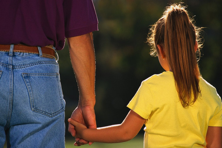 Luôn trò chuyện với con để con có thể kể hết mọi chuyện với mình (tell). Trong thời buổi công nghệ thông tin, không ít kẻ xấu ẩn mình là những người bạn tốt của con trên các mạng xã hội. Hãy chắc là bạn nắm được mọi thông tin về cuộc sống, bạn bè của con.