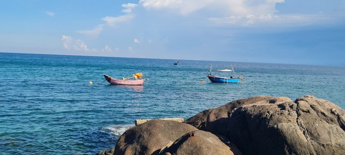 Được che chắn bởi những tảng đá lớn nên nước ở đây quanh năm trong xanh, sóng dịu nhẹ thích hợp để tắm biển.
