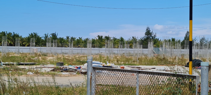 Khu du lịch nghỉ dưỡng và sân golf cao cấp Mai House Hội An từng được quy hoạch là dự án khu phức hợp căn hộ với hệ thống nhà hàng, khách sạn, trung tâm tổ chức sự kiện cao cấp bên bờ biển Quảng Nam.