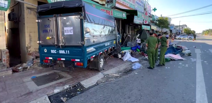 Nhận được tin báo, Công an huyện Mộ Đức cùng Phòng CSGT đường bộ - đường sắt Công an tỉnh Quảng Ngãi đã có mặt tại hiện trường, điều tiết giao thông, điều tra nguyên nhân vụ tai nạn.
