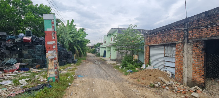 Khác với hầu hết các căn nhà mới tinh, hiện đại ở phần còn lại của phường Hòa Xuân, nhà cửa tại khu vực này đa phần xuống cấp, xập xệ, cạnh những con đường "nắng bụi, mưa ngập".