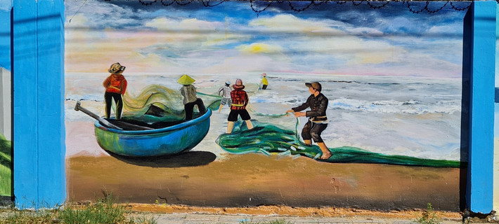 Hình ảnh ngư dân kéo lưới và những chiếc thuyền thúng trên các bãi biển.