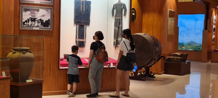 Tham quan bảo tàng, du khách sẽ được nghe giới thiệu một cách đầy đủ và sâu sắc nhất về nhà Tây Sơn, được nhìn ngắm sắc phục của các quan văn, quan võ thời xưa lưu giữ lại.