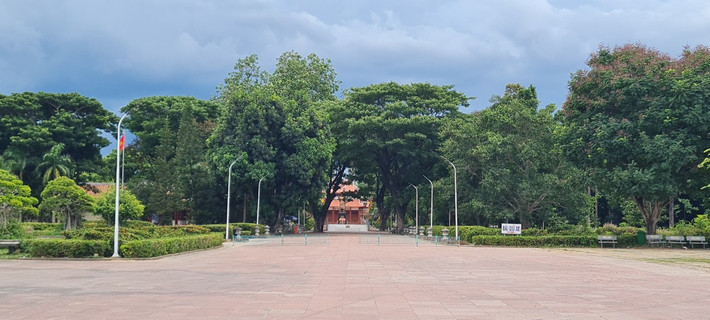 Từ TP. Quy Nhơn (Bình Định), đi theo quốc lộ 19 về hướng tây bắc khoảng 45km, qua cây cầu Kiên Mỹ bắc ngang qua dòng sông Côn thơ mộng, quần thể di tích Bảo tàng Quang Trung hiện ra trước mắt du khách.