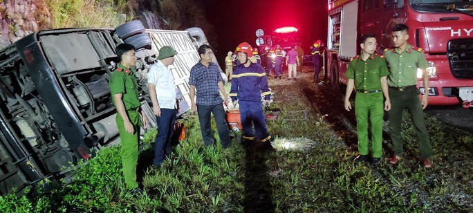 Nhiều phương tiện cùng hàng chục cán bộ chiến sĩ được huy động đến hiện trường trong đêm giải cứu hành khách mắc kẹt trên xe.