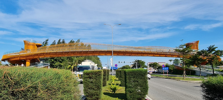 Công trình cầu đi bộ bắc ngang qua đường Nguyễn Tất Thành toạ lạc tại khu vực biển Nguyễn Tất Thành - Trung tâm của Khu du lịch ven biển Xuân Thiều.