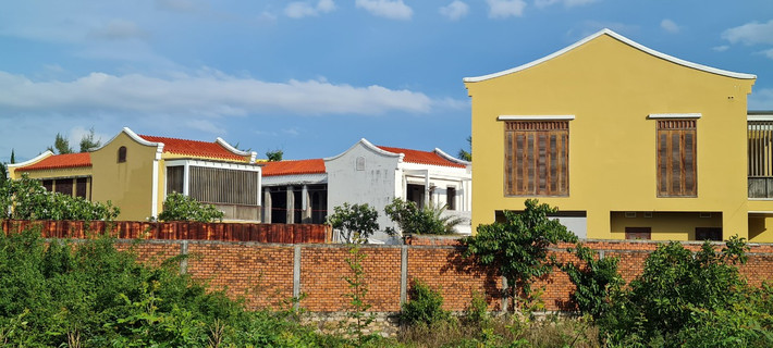 Các căn biệt thự với màu sơn vàng và mái ngói đỏ đặc trưng của phố cổ Hội An nổi bật giữa khung cảnh thiên nhiên hoang sơ và yên bình của biển Hà My, nơi được xem là tọa độ "sống ảo" mới nổi của Quảng Nam.