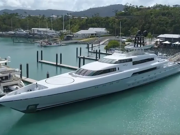 Được đóng tại Úc bởi SilverYachts và bàn giao vào năm 2009, sử dụng vật liệu chính là nhôm, Dragonfly được coi là siêu du thuyền hiệu quả nhất với tốc độ 22 hải lý/giờ. Ngoài ra, nó được đánh giá là siêu du thuyền tiết kiệm với mức tiêu thụ nhiên liệu chỉ 360 lít ở tốc độ 18 hải lý/giờ. Trong chuyến hành trình từ Perth đến Dubai ngay sau khi được xây dựng, con thuyền đã lập kỷ lục về tốc độ và khả năng tiết kiệm nhiên liệu. Ảnh: BI.