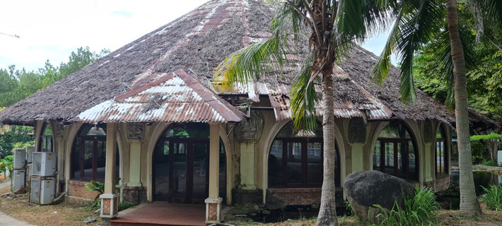 Trạm dừng Mekong Hải Vân có kiến trúc mô phỏng hình chiếc nón lá Việt Nam úp trên mặt nước, là tổ hợp bao gồm nhà hàng, nhà nghỉ, spa, khu du lịch sinh thái…từng là điểm dừng chân lý tưởng của du khách.