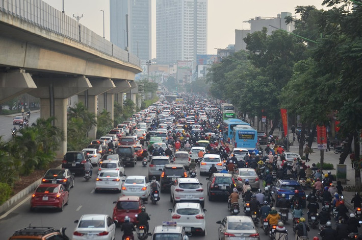 Nhiều tuyến đường phố có lượng người lưu thông đông dẫn đến tắc nghẽn, các phương tiện nối đuôi nhau di chuyển.