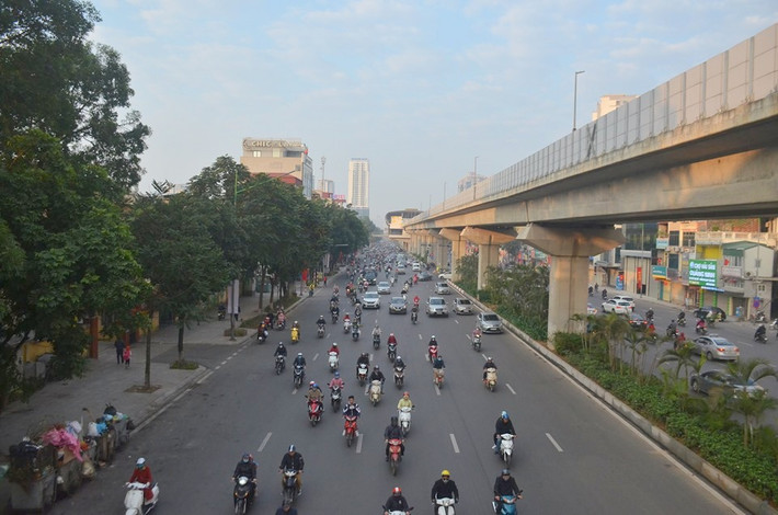 Càng về trưa lượng người đổ ra ngày một đông.