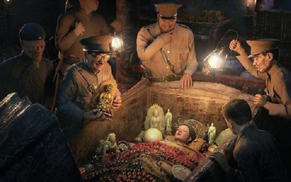 Vô số những đồ bồi táng dù cực kì quý giá nhưng vì bị chôn dưới lòng đất quá lâu cũng sẽ tự sản sinh ra những khí độc hại. Những chất độc này có thể gây hại tức thời, cũng có thể để lại ảnh hưởng lâu dài cho sức khỏe con người.