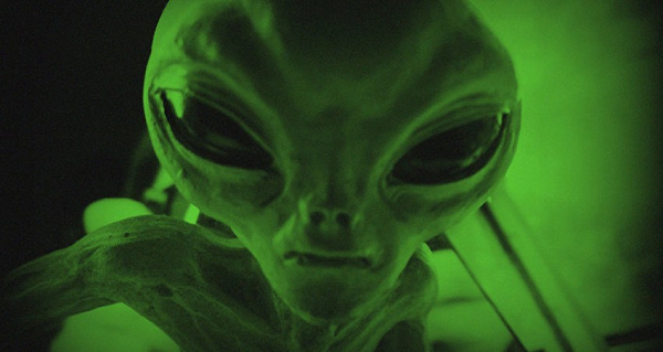 Theo những người nghiên cứu về UFO, người ngoài hành tinh đang điều hành một căn cứu trong lòng đất có tên là Dulce ở bang New Mexico (Mỹ) và nhiều lần bắt cóc con người để thực hiện các thí nghiệm cực đoan của họ.