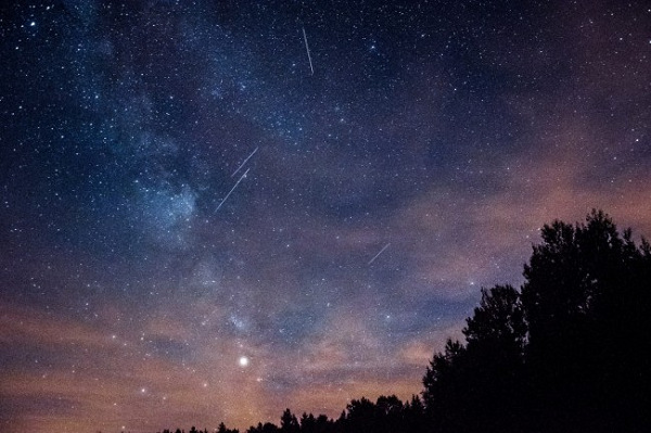 Mưa sao băng Perseid xuất hiện hàng năm vào tháng 7 và tháng 8 khi Trái Đất đi qua mảnh vỡ còn sót lại từ sao chổi 109P/Swift-Tuttle.