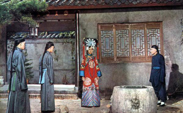 Du khách cũng tỏ ra nghi ngờ khi Cố cung hiện nay có rất nhiều khu vực từ trước tới nay bị niêm phong, không mở cửa cho du khách tham quan. Mỗi phủ trong Cố cung đều đã từng phát sinh những hiện tượng mà khoa học không thể giải thích được.