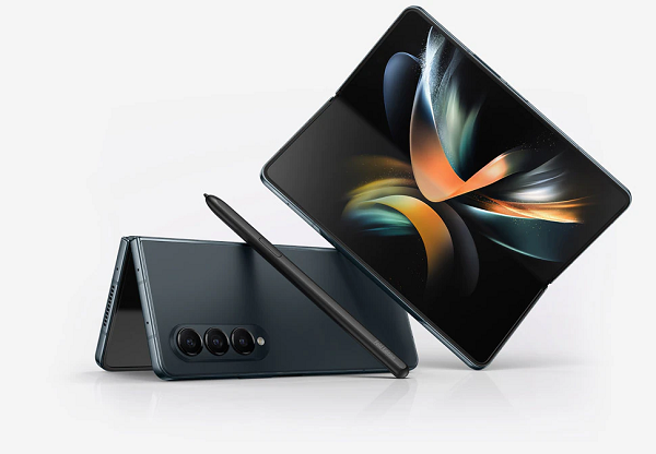 Cũng tại sự kiện ra mắt tối qua, Samsung Galaxy Z Fold 4 được nhiều người mong đợi đã chính thức ra mắt. Samsung Galaxy Z Fold 4 đã có sẵn để đặt hàng trước với 4 màu: Đen ma, Xám xanh lá cây, Màu be và Đỏ tía (chỉ có trên trang web chính thức).