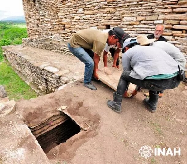 Bên dưới một kim tự tháp quan trọng thuộc di tích thành phố cổ Po'p (Tonia) của người Maya thời tiền Columbia, các nhà khoa học đã tìm thấy đường dẫn xuống một chiếc Hang Tử thần.
