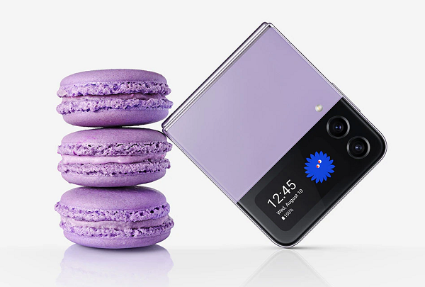 Còn về Galaxy Z Flip 4, máy cũng máy hầu như không có thay đổi nhiều về thiết kế. Thiết bị vẫn sở hữu kiểu dáng gập giống như chiếc hộp phấn, tuy nhiên, phần viền và bản lề của thiết bị đã được thu gọn hơn so với Galaxy Z Flip 3, giúp máy trở nên gọn gàng và nhỏ nhắn hơn.
