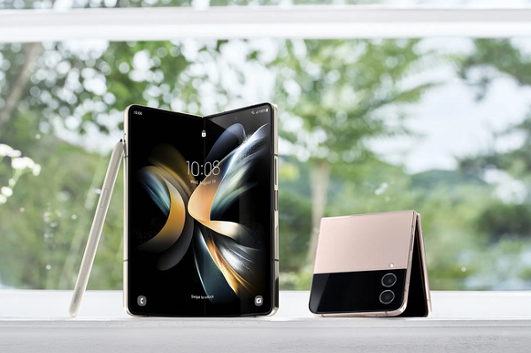 Theo ghi nhận, Galaxy Z Fold 4 hầu như không thay đổi nhiều về thiết kế so với bản tiền nhiệm. Máy vẫn sở hữu kiểu dáng gập cánh bướm như các phiên bản trước.