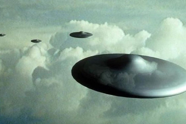 Một phi công đã cố tiến sát đến vật thể lạ này, nhưng rốt cuộc lại bị UFO này bay ra phía sau máy bay của mình. Anh này cố dùng mọi kỹ thuật nhào lộn để lật ngược tình thế nhưng vô hiệu, vật thể lạ vẫn bám dính phía sau đuôi trước khi biến mất.
