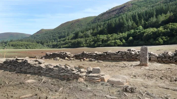 Hồ Vyrnwy - một hồ chứa ở Powys, Wales - đã bốc hơi đến mức lộ phần tàn tích còn sót lại của làng Llanwddyn. Tàn dư của ngôi làng thế kỷ 19 này được nhìn thấy lần cuối trong một đợt hạn hán vào năm 1976.