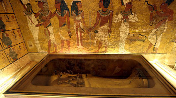 Thế nhưng, Howard Carter, nhà khảo cổ học đã phát hiện ra lăng mộ của pharaoh Tutankhamun vào năm 1922, từ lâu đã bị người Ai Cập nghi ngờ ăn cắp kho báu trong khu mộ trước khi nó chính thức được công bố. Giả thuyết cho rằng Carter có thể đã niêm phong ngôi mộ và sau đó đóng nắp lại cho buổi ra mắt chính thức.