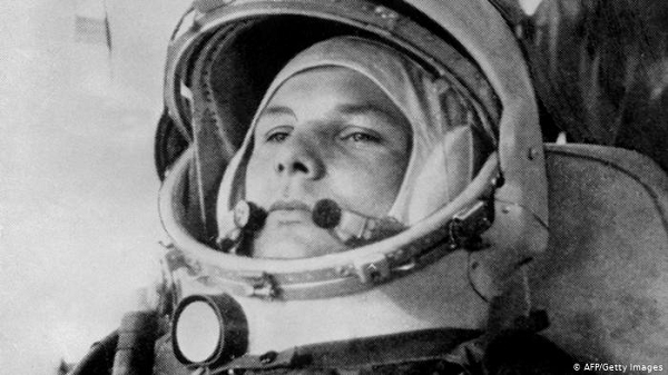 Các nhiệm vụ bay này thực chất chỉ là thủ tục bởi, trước khi trở thành phi hành gia, Yuri Gagarin đã là thượng úy của Không quân Liên Xô. Trời đổ mưa và có gió. Khi ngồi trên chiếc bus đưa anh và người đồng hành Vladimir Seryogin ra khu vực bay, Yuri Gagarin chợt nhớ ra mình quên mang theo thẻ căn cước. "Sắp có điềm xấu chăng?", Gagarin tếu táo với mọi người trên xe.