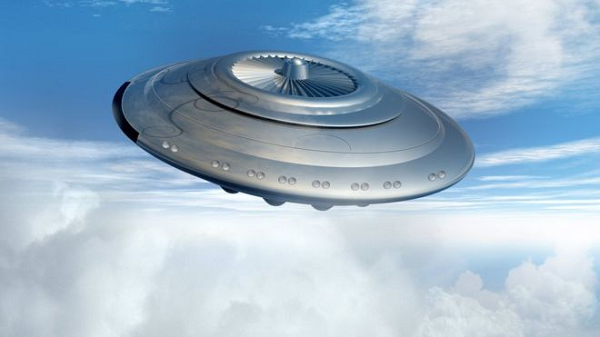 Điều kỳ lạ là video cho thấy các UFO tăng tốc đến tốc độ siêu vượt âm, dừng đột ngột và đổi hướng ngay tức thì, điều mà các thiết bị bay do con người điều khiển không thể làm được.
