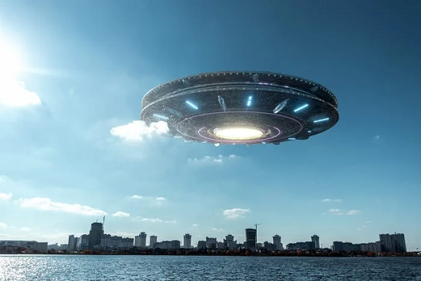 Accoin cho biết anh đã tương tác hai lần với các UFO. Lần đầu tiên, sau khi radar trên tiêm kích bám bắt được vật thể lạ, anh cho phi cơ bay dưới nó khoảng 300 m. Tuy nhiên, Accoin chỉ nhìn thấy chiếc UFO trên màn hình radar mà không thể phát hiện được nó bằng mắt thường.