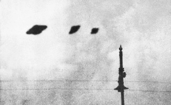 “Lịch sử cho thấy UFO thường được nhìn thấy ở xung quanh các căn cứ quân sự hoặc các cơ sở hạt nhân. Vì thế, nếu họ thực hiện một chuyến thăm “do thám” chúng ta, họ có thể đặc biệt quan tâm đến vũ khí và công nghệ của chúng ta”, Ellis suy đoán.