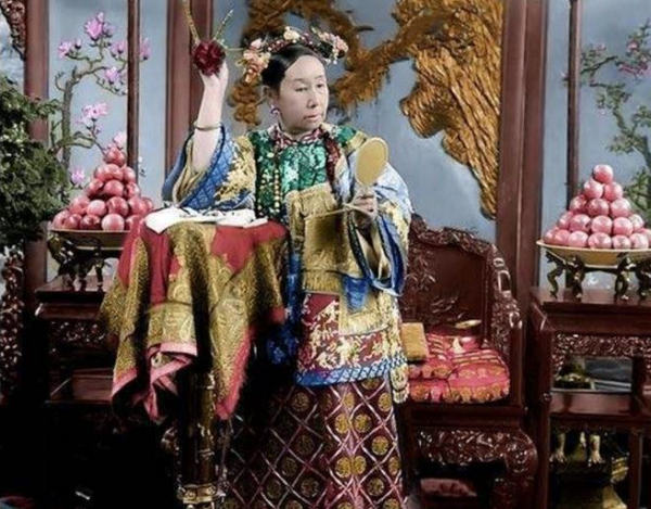 Nhưng khi vừa mở áo quan thì tất cả những kẻ mộ tặc đều phải thất kinh khi thi thể của Từ Hy Thái hậu không hề bị thối rữa mà vẫn còn nguyên vẹn trên tấm nệm dệt gấm bằng sợi tơ vàng, khảm hàng nghìn viên ngọc trai.