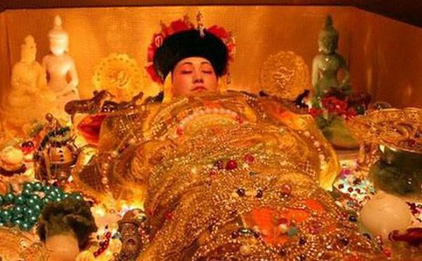 Những rường cột trong đại điện đều làm bằng loại gỗ thượng phẩm: gỗ lê hoa vàng. Loại gỗ này nay đã gần như tuyệt tích, rất rắn chắc, vân gỗ dày mà đẹp, giá có thể nói là "tấc gỗ, tấc vàng". Riêng quan tài của Từ Hy được chế từ thứ gỗ quý hơn nữa: Nam mộc tơ vàng.
