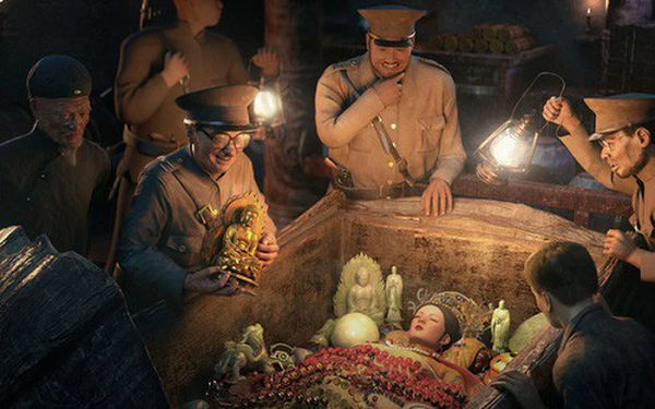 Lăng của Từ Hy Thái hậu qua 13 năm xây dựng với hao phí lên tới hàng triệu vạn lượng bạc, được xưng là "Kim-Mộc-Thạch tam tuyệt". Riêng số vàng lá dùng đắp trong ba đại điện của Từ lăng đã là 4.592 lượng vàng. Tổng cộng có 2.400 con rồng vàng và 64 chiếc cột chạm trổ hình rồng, dơi đều thếp vàng thật.