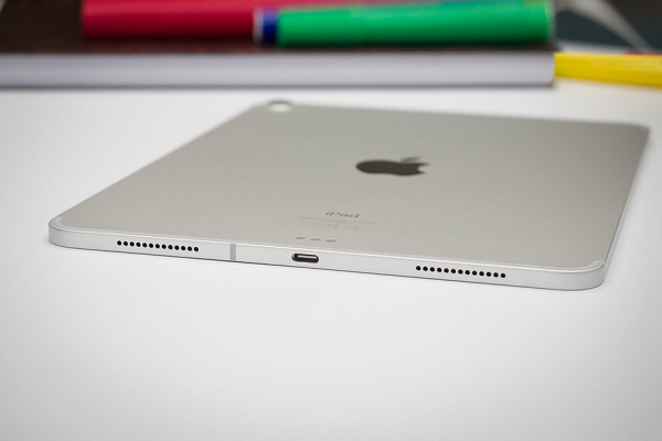 Có dự đoán cho rằng, Apple sẽ nâng cấp iPad bình dân với thiết kế mới, bao gồm màn hình 10.5 inch, cổng USB-C, cạnh phẳng, camera lồi. Các tính năng khác được đồn là chip A14 Bionic, hỗ trợ 5G.