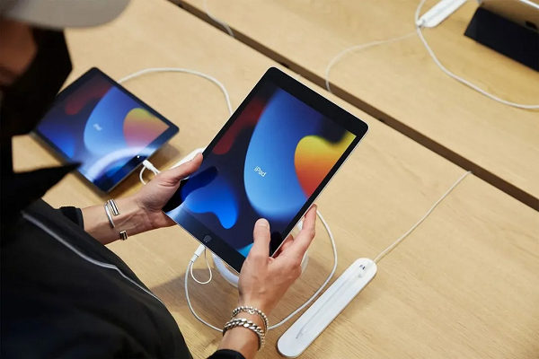 Dù iPad thế hệ 10 có thể vẫn giữ lại nút Touch ID, tin đồn gợi ý thiết bị sẽ không còn jack tai nghe. Apple giới thiệu iPad thế hệ 9 vào tháng 9/2021 với các tính năng quan trọng như màn hình 10.2 inch, chip A13 Bionic, camera trước 12MP hỗ trợ Center Stage, True Tone và gấp đôi dung lượng tối thiểu.