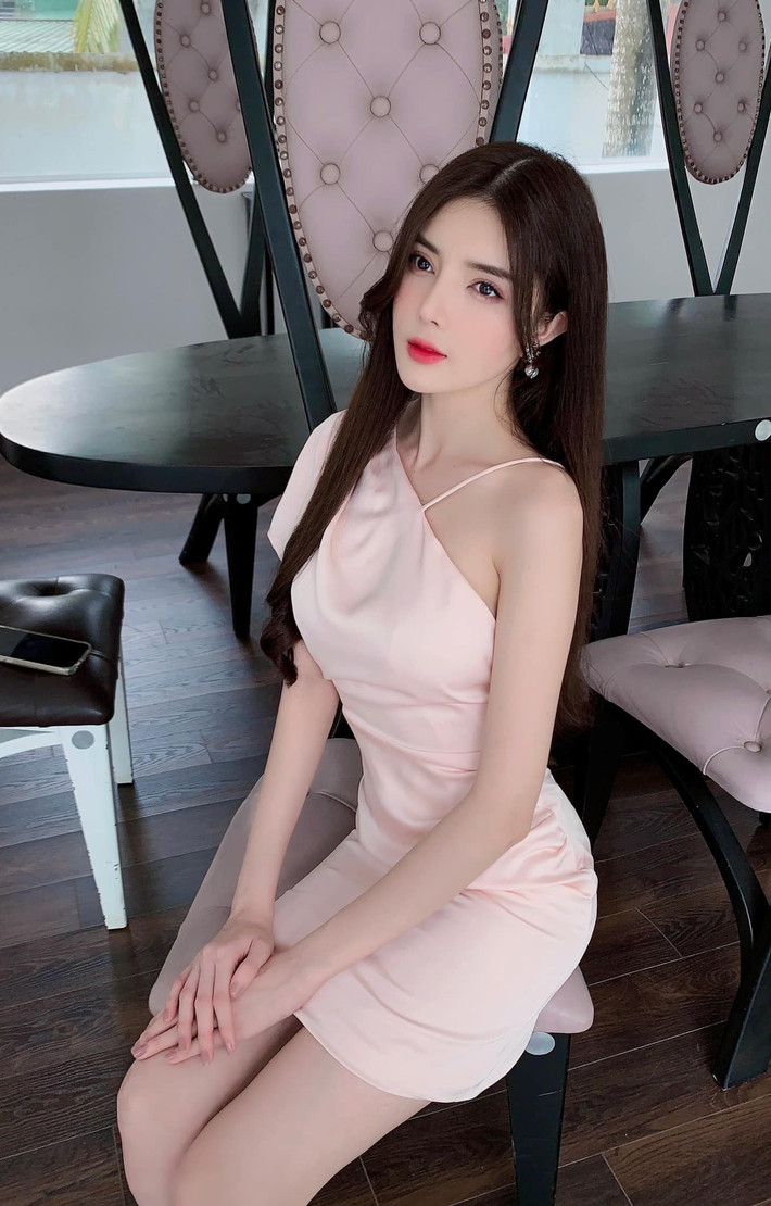 Sau 10 năm mỹ nhân bước vào làng giải trí, người hâm mộ có dịp chứng kiến sự lột xác ngoạn mục của hot girl Lily Luta từ nhan sắc đến phong cách thời trang.