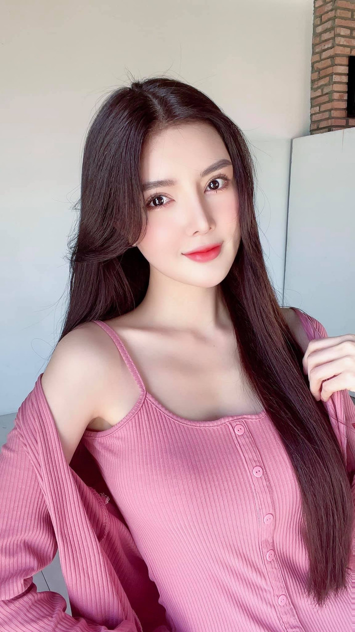 Thay đổi diện mạo để trở thành " hot girl búp bê", Lilly Luta cũng thay đổi gout thời trang 180 độ từ bánh bèo, nhẹ nhàng sang quyến rũ hết nấc.