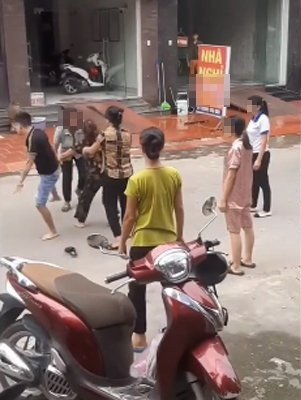 Trước đó, MXH lan truyền đoạn clip đánh ghen ghi lại cảnh người đàn ông lao vào đánh đập dã man một người phụ nữ trên đường phố. Bất chấp việc nhiều người can ngăn người này ẫn giật tóc, đấm đá vô cùng vũ phu.