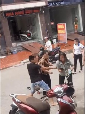 Theo chia sẻ từ người đăng tải clip, nguyên nhân sự việc là do người đàn ông lái xe ô tô đến hẹn hò với nhân tình ở trong nhà nghỉ và bị người phụ nữ (được cho là vợ) cùng mẹ tìm đến bắt được.