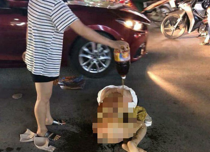 Đêm 12/6/2018, trên mạng xã hội xuất hiện nhiều hình ảnh đánh ghen, lột đồ dã man. Cô gái này được cho là có quan hệ bất chính với một nam thanh niên đã có vợ. Sau khi phát hiện, người vợ tổ chức đánh ghen, đổ nước mắm và ớt vào người cô gái. Ảnh: Tổng hợp