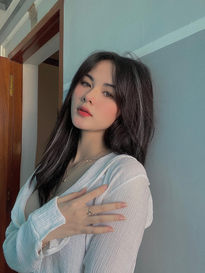 Trương Thị Mụi sinh năm 2000, đến từ quê hương Khánh Hòa. Cái tên "Mụi" của hot girl 2K này khiến cô nàng luôn được chú ý mỗi khi xuất hiện.