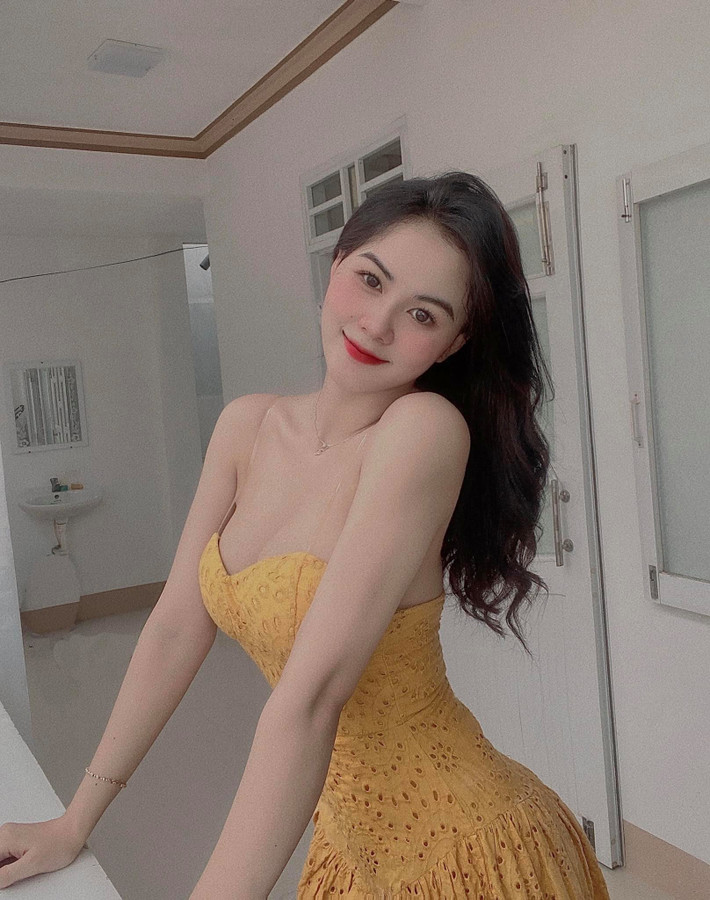 Ngoài việc học, Mụi còn là KOL, làm PG cho các sự kiện, mẫu ảnh tự do.