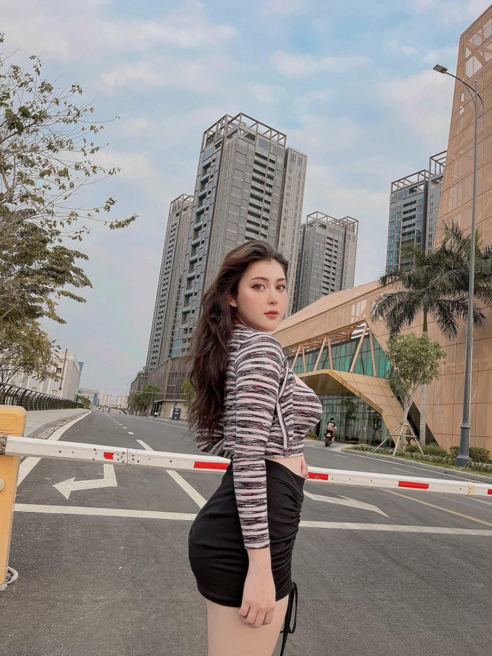 Hot girl Wilson Nhật Anh không phải kiểu mảnh mai mà cô nàng lại mũm mĩm, trắng trẻo trông cực kì thu hút.