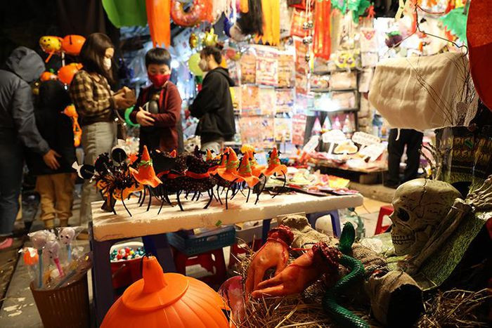 Halloween (còn gọi là Lễ hội hóa trang) diễn ra vào đêm cuối cùng của tháng 10 hàng năm và được giới trẻ trên thế giới ngóng chờ để vui chơi, hóa thân các nhân vật yêu thích. Chủ đề hóa trang chủ yếu là những hình ảnh ma quái, rùng rợn...