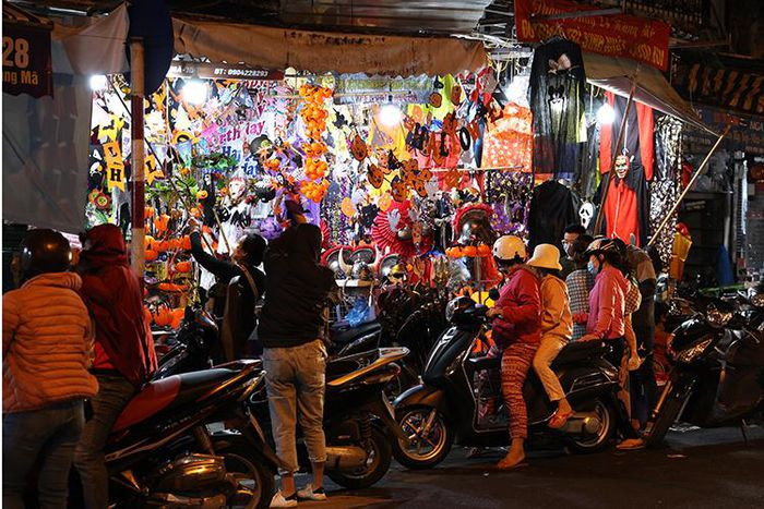Những mặt hàng truyền thống như mặt nạ ma quỷ, nón phù thủy, tóc giả, bí ngô... đem tới một không gian nhiều màu sắc và ma quái đúng với tinh thần trong ngày lễ hội hóa trang Halloween.