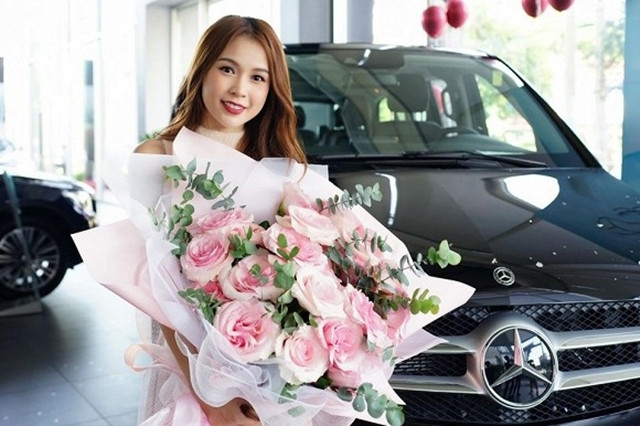 Từ lùm xùm này mà "ngọc nữ đời đầu" nhận về sự quan tâm không nhỏ từ phía cộng đồng mạng. Dù còn trẻ nhưng Sam đã sở hữu khối tài sản kếch xù hơn 50 tỷ đồng với bất động sản, siêu xe, hàng hiệu ngập tràn.