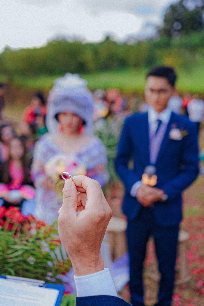 Đám cưới đặc biệt này tuy không có rạp nhưng lại nổi bật giữa đất trời. Nhiều người không khỏi trầm trồ vì bữa tiệc quá thú vị, dù giản dị nhưng lại độc đáo ở không gian rộng rãi, thoải mái, ngắm núi rừng xung quanh.