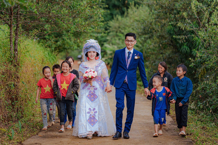 "Đẹp thật sự, nhìn mà ước ao, đây có lẽ chính là ưu điểm mà chỉ đám cưới vùng cao mới làm dược", "Chất quá các bác, nhìn mà mê mẩn, đúng kiểu trời đất chứng giám",...cư dân mạng bình luận.