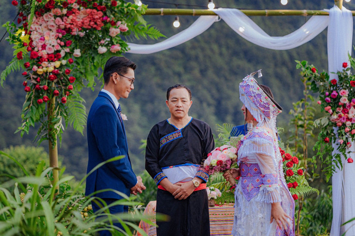 Mới đây, mạng xã hội được phen xôn xao khi truyền tay nhau những bức ảnh chụp lại tại đám cưới vùng cao. Khoảnh khắc đám cưới đẹp mắt này được các cư dân mạng đánh giá là đám cưới độc đáo, giản dị nhất từ trước đến nay.