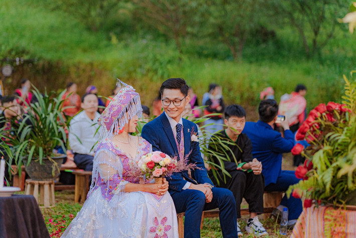 Đám cưới vùng cao này là của cô nàng Xuv Haam (tên thật là Hảng Thị Sú), người H'mông, hiện đang sống và làm du lịch cộng đồng tại bản Sin Suối Hồ tại Lai Châu. Và chú rể là anh Nguyễn Thanh Ngọc (28 tuổi), hiện đang làm nghề chụp ảnh.